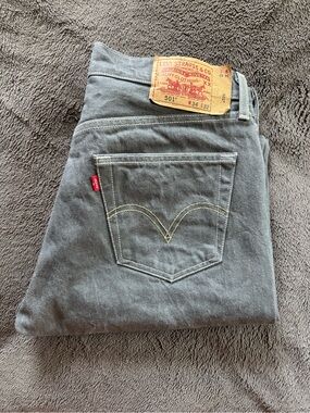 Levi's Gray 501 Straight-Leg Jeans 
Size 34-32
